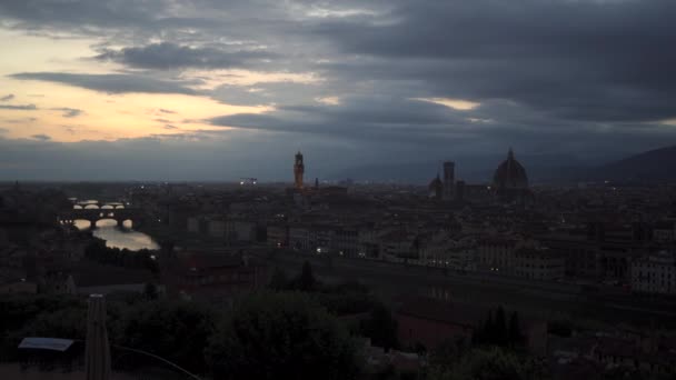 フィレンツェのスカイラインとのパンニングパラッツォ デッラ シニョリアとサンタ マリア フィオーレ大聖堂は イタリアのピアッツァーレ ミケランジェロから見られます — ストック動画