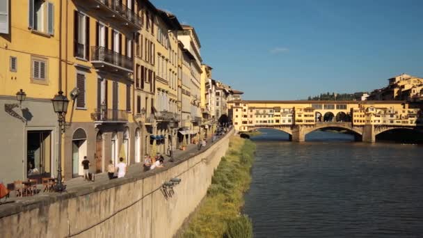 Firenze Italia Giugno 2021 Panoramica Dei Turisti Ponte Vecchio — Video Stock