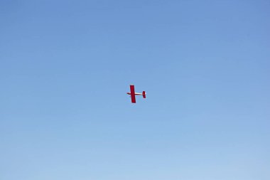 Manken bir uçak kulübünün parkta uçak uçurduğu bir sahne.