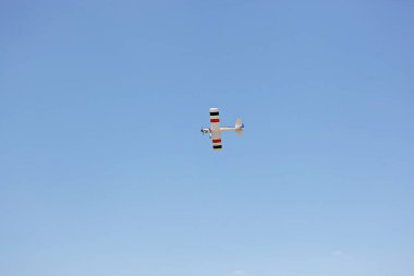 Manken bir uçak kulübünün parkta uçak uçurduğu bir sahne.