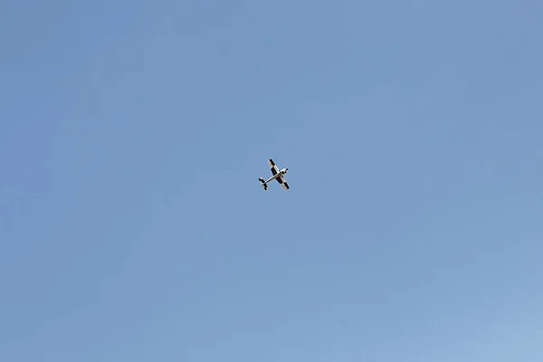 这是一个模型飞机俱乐部在公园里驾驶飞机的场景 — 图库照片