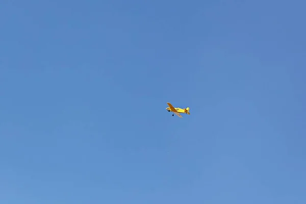 Manken Bir Uçak Kulübünün Parkta Uçak Uçurduğu Bir Sahne — Stok fotoğraf