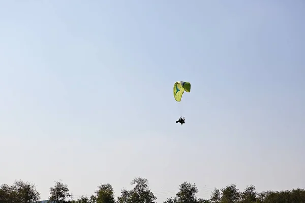 这是一个模型飞机俱乐部在公园里驾驶飞机的场景 — 图库照片