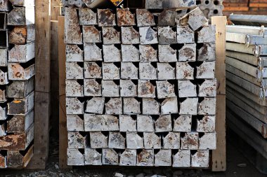  Kore 'de inşaat malzemeleri kiralayan bir yer.