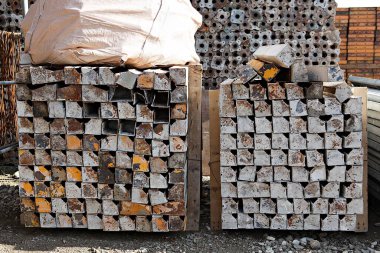  Kore 'de inşaat malzemeleri kiralayan bir yer.