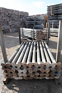  Kore 'de inşaat malzemeleri kiralayan bir yer.