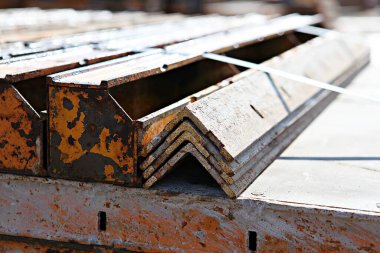  Kore 'de inşaat malzemeleri kiralayan bir yer.