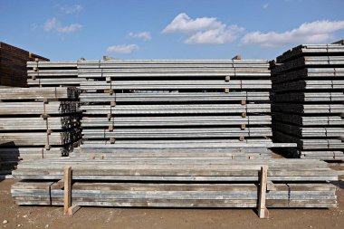  Kore 'de inşaat malzemeleri kiralayan bir yer.