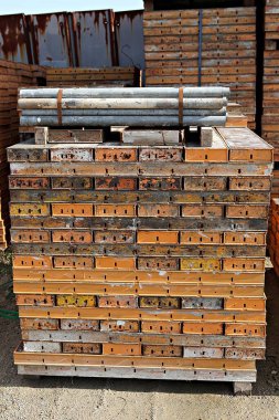  Kore 'de inşaat malzemeleri kiralayan bir yer.