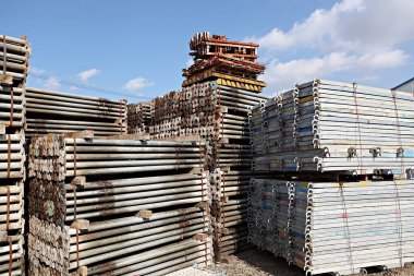  Kore 'de inşaat malzemeleri kiralayan bir yer.