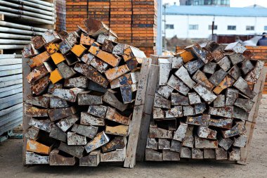  Kore 'de inşaat malzemeleri kiralayan bir yer.