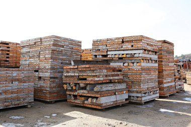  Kore 'de inşaat malzemeleri kiralayan bir yer.