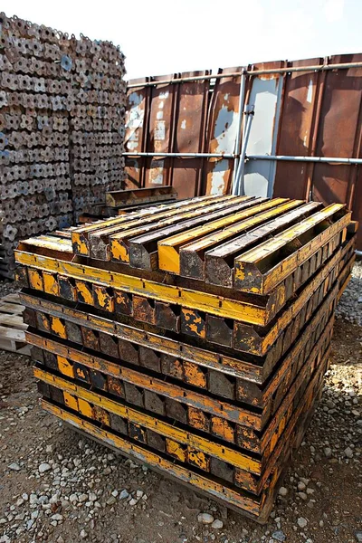  Kore 'de inşaat malzemeleri kiralayan bir yer.