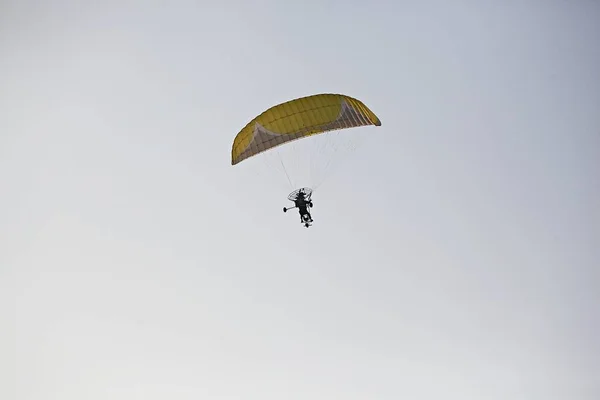 Paragliding Members Flying — 图库照片