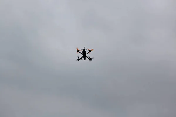 Manken Bir Uçak Kulübünün Parkta Uçak Uçurduğu Bir Sahne — Stok fotoğraf