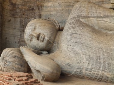 Buda uyuyan dev heykeli