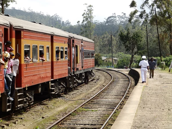 Asiatiska tredje klassens passagerare i röda tåget, sri lanka — Stockfoto