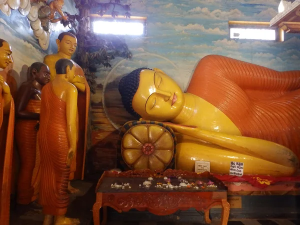 Giant statue of sleeping Buddha in Sri Lanka — Stock Photo, Image