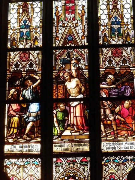 Gebrandschilderd glas in de basiliek van de heiligen Petrus en Paulus — Stockfoto