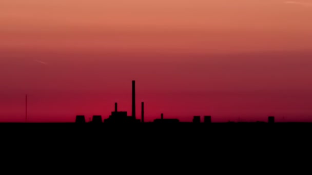 Zeitraffer. Bewegung über der Silhouette der Stadt und dem schönen Sonnenaufgang. — Stockvideo
