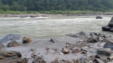 Rishikesh Uttarakhand yakınlarındaki GOA plajında sabah manzarası, sabahın erken saatlerinde Rishikesh 'teki Ganga nehrinin temiz manzarası, dünyaca ünlü GANGA nehri tam görüş açısı