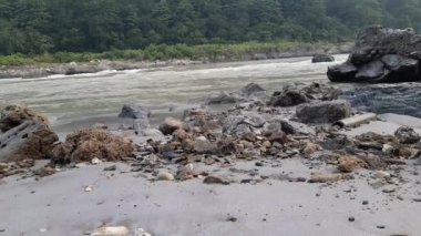 Rishikesh Uttarakhand yakınlarındaki GOA plajında sabah manzarası, sabahın erken saatlerinde Rishikesh 'teki Ganga nehrinin temiz manzarası, dünyaca ünlü GANGA nehri tam görüş açısı