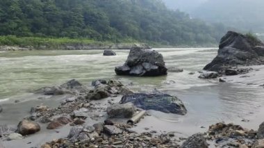 Rishikesh Uttarakhand yakınlarındaki GOA plajında sabah manzarası, sabahın erken saatlerinde Rishikesh 'teki Ganga nehrinin temiz manzarası, dünyaca ünlü GANGA nehri tam görüş açısı