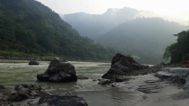 Rishikesh Uttarakhand yakınlarındaki GOA plajında sabah manzarası, sabahın erken saatlerinde Rishikesh 'teki Ganga nehrinin temiz manzarası, dünyaca ünlü GANGA nehri tam görüş açısı
