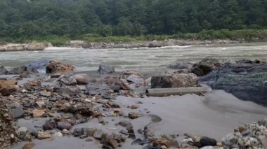 Rishikesh Uttarakhand yakınlarındaki GOA plajında sabah manzarası, sabahın erken saatlerinde Rishikesh 'teki Ganga nehrinin temiz manzarası, dünyaca ünlü GANGA nehri tam görüş açısı