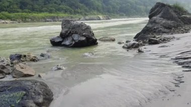 Rishikesh Uttarakhand yakınlarındaki GOA plajında sabah manzarası, sabahın erken saatlerinde Rishikesh 'teki Ganga nehrinin temiz manzarası, dünyaca ünlü GANGA nehri tam görüş açısı