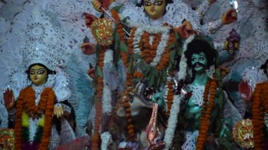 Durga puja veya Navratri kutlaması Kolkata, Batı Bengal, Hindistan 'da. Dhunachi bir Bengali tütsü yakıcısıdır. Aarti sırasında ya da ayinsel dans ibadetlerinden birinde kullanılır.