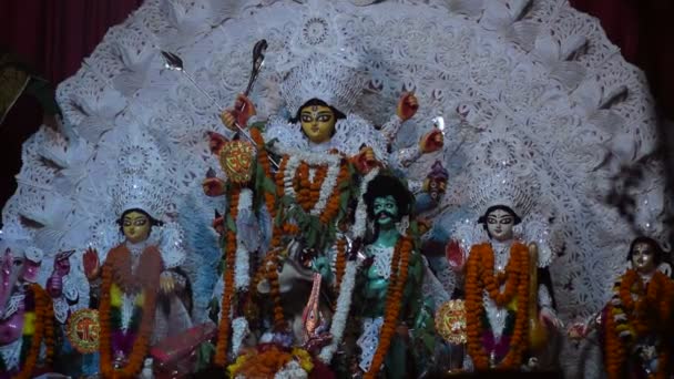 コルカタ 西ベンガル州 インドでのドゥルガ祭またはナブラトリ祭 ドゥナチ Dhunachi 芸術や儀式の舞踊崇拝の段階の一つで使用されるベンガルの香炉である — ストック動画