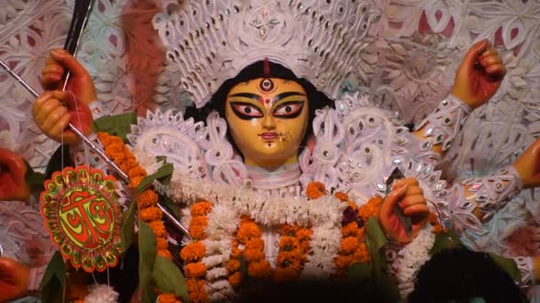 コルカタ 西ベンガル州 インドでのドゥルガ祭またはナブラトリ祭 ドゥナチ Dhunachi 芸術や儀式の舞踊崇拝の段階の一つで使用されるベンガルの香炉である — ストック動画