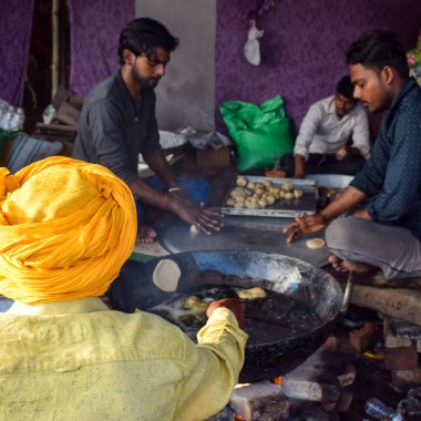 Gazipur, Delhi, Hindistan 25 Aralık 2020 - Punjab, Uttar Pradesh ve Uttarakhand 'den Hintli Sih ve Hindu Çiftçiler Delhi-UP sınırında protesto eylemi düzenlediler. Çiftçiler yeni çiftçi yasalarını protesto ediyorlar