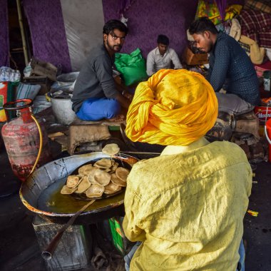 Gazipur, Delhi, Hindistan 25 Aralık 2020 - Punjab, Uttar Pradesh ve Uttarakhand 'den Hintli Sih ve Hindu Çiftçiler Delhi-UP sınırında protesto eylemi düzenlediler. Çiftçiler yeni çiftçi yasalarını protesto ediyorlar