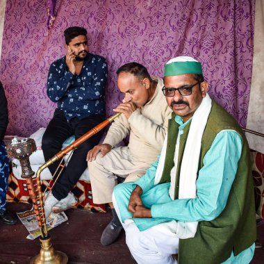 Gazipur, Delhi, Hindistan 25 Aralık 2020 - Punjab, Uttar Pradesh ve Uttarakhand 'den Hintli Sih ve Hindu Çiftçiler Delhi-UP sınırında protesto eylemi düzenlediler. Çiftçiler yeni çiftçi yasalarını protesto ediyorlar
