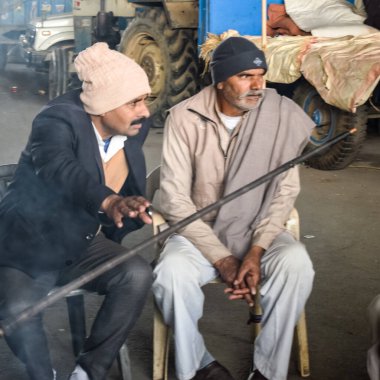 Gazipur, Delhi, Hindistan 25 Aralık 2020 - Punjab, Uttar Pradesh ve Uttarakhand 'den Hintli Sih ve Hindu Çiftçiler Delhi-UP sınırında protesto eylemi düzenlediler. Çiftçiler yeni çiftçi yasalarını protesto ediyorlar