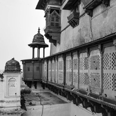 Orchha, Madhya Pradesh, Hindistan, Jahangir Mahal veya Orchha Sarayı Orchha 'da bulunan bir kale ve garnizondur. Madhya Pradesh. Hindistan, Hindistan Arkeolojik Alanı Siyah Beyaz