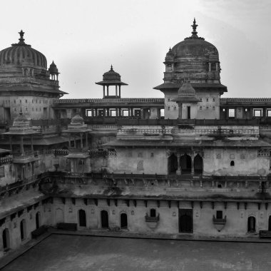 Orchha, Madhya Pradesh, Hindistan, Jahangir Mahal veya Orchha Sarayı Orchha 'da bulunan bir kale ve garnizondur. Madhya Pradesh. Hindistan, Hindistan Arkeolojik Alanı Siyah Beyaz