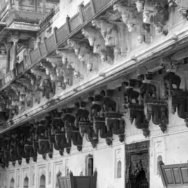 Orchha, Madhya Pradesh, Hindistan, Jahangir Mahal veya Orchha Sarayı Orchha 'da bulunan bir kale ve garnizondur. Madhya Pradesh. Hindistan, Hindistan Arkeolojik Alanı Siyah Beyaz