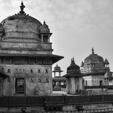 Orchha, Madhya Pradesh, Hindistan, Jahangir Mahal veya Orchha Sarayı Orchha 'da bulunan bir kale ve garnizondur. Madhya Pradesh. Hindistan, Hindistan Arkeolojik Alanı Siyah Beyaz