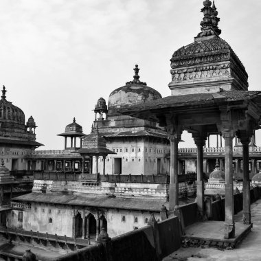 Orchha, Madhya Pradesh, Hindistan, Jahangir Mahal veya Orchha Sarayı Orchha 'da bulunan bir kale ve garnizondur. Madhya Pradesh. Hindistan, Hindistan Arkeolojik Alanı Siyah Beyaz