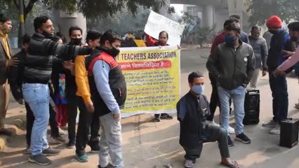デリー インド 2021年12月25日 デリー契約のゲスト教師 デリーAap政府に対して抗議するポスター 落書きでポリシーを作るために デリーAap政府に抗議 デリーゲスト教師抗議 — ストック動画