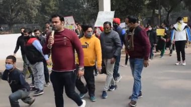 Yeni Delhi, Hindistan 25 Aralık 2021 - Delhi Sözleşmeli Konuk Öğretmenler Delhi AAP Hükümetini protesto eden posterler, bayraklar ve graffitilerle protesto ettiler 