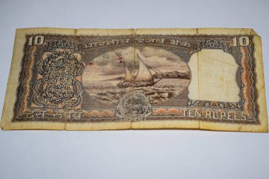 Beyaz arka planda nadir bulunan Hindistan 10 rupi banknot, Hindistan Hükümeti 10 rupi eski Hint banknotu, masada eski Hint para birimi notu