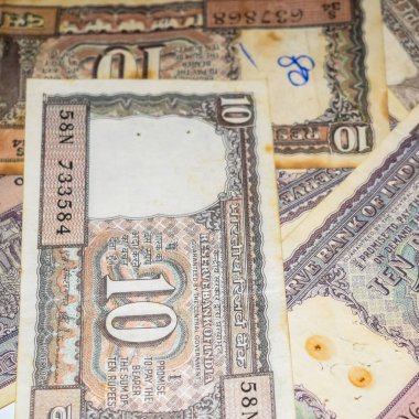 Beyaz arka planda nadir bulunan Hindistan 10 rupi banknot, Hindistan Hükümeti 10 rupi eski Hint banknotu, masada eski Hint para birimi notu