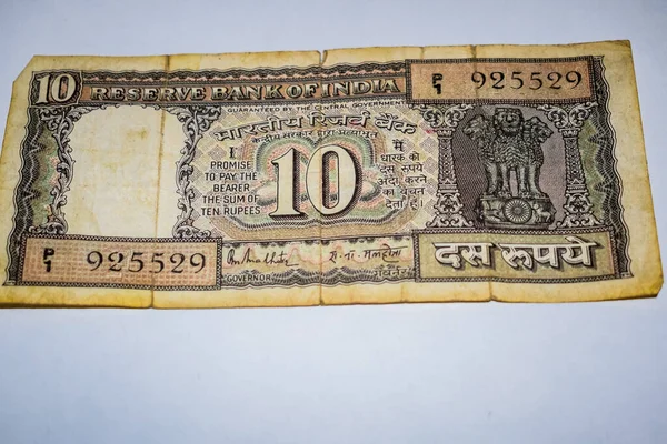 珍しい古いインド10ルピーの通貨ノート白い背景に インド政府10ルピー古い銀行券インド通貨 テーブルの上の古いインド通貨ノート — ストック写真