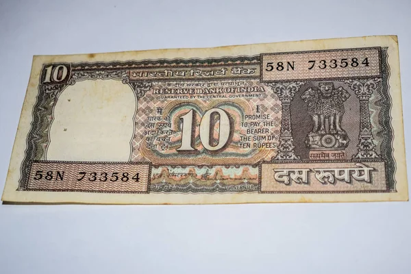 珍しい古いインド10ルピーの通貨ノート白い背景に インド政府10ルピー古い銀行券インド通貨 テーブルの上の古いインド通貨ノート — ストック写真