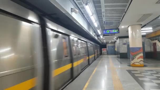 뉴델리 지하철 2021 마스크를 필수적 지하철 내부를 바라봄 메트로 크로싱 — 비디오