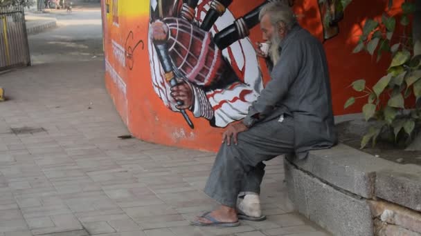 Staré Dillí Indie Prosinec 2021 Starý Chudý Muž Pití Čaje — Stock video